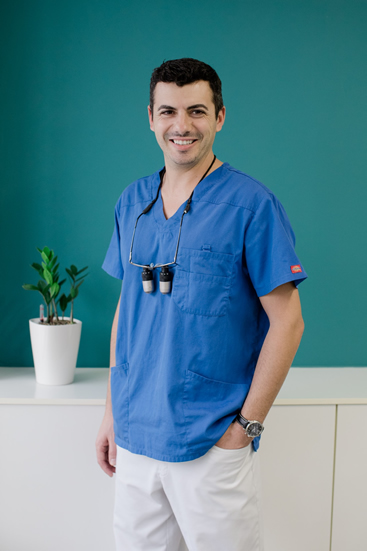 Οδοντίατρος Δημήτρης Σπηλιόπουλος στο ιατρείο του στη Λαμία